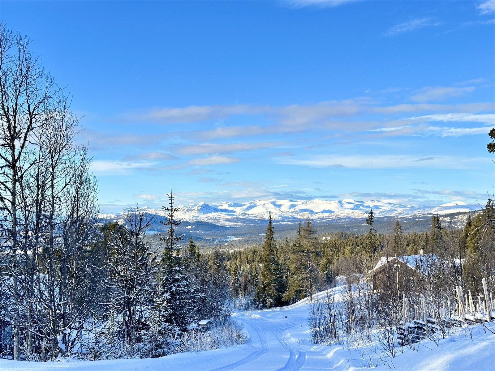 Området har også på vinterstid fantastisk utsikt mot store og mektige fjellområder. Galleribilde