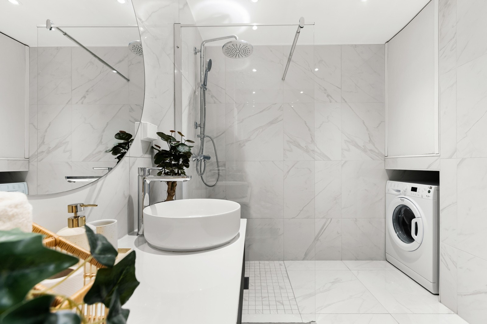 Dusjnisje, med glassvegg, regnfalldusj, gulvvarme og downlights i himling Galleribilde