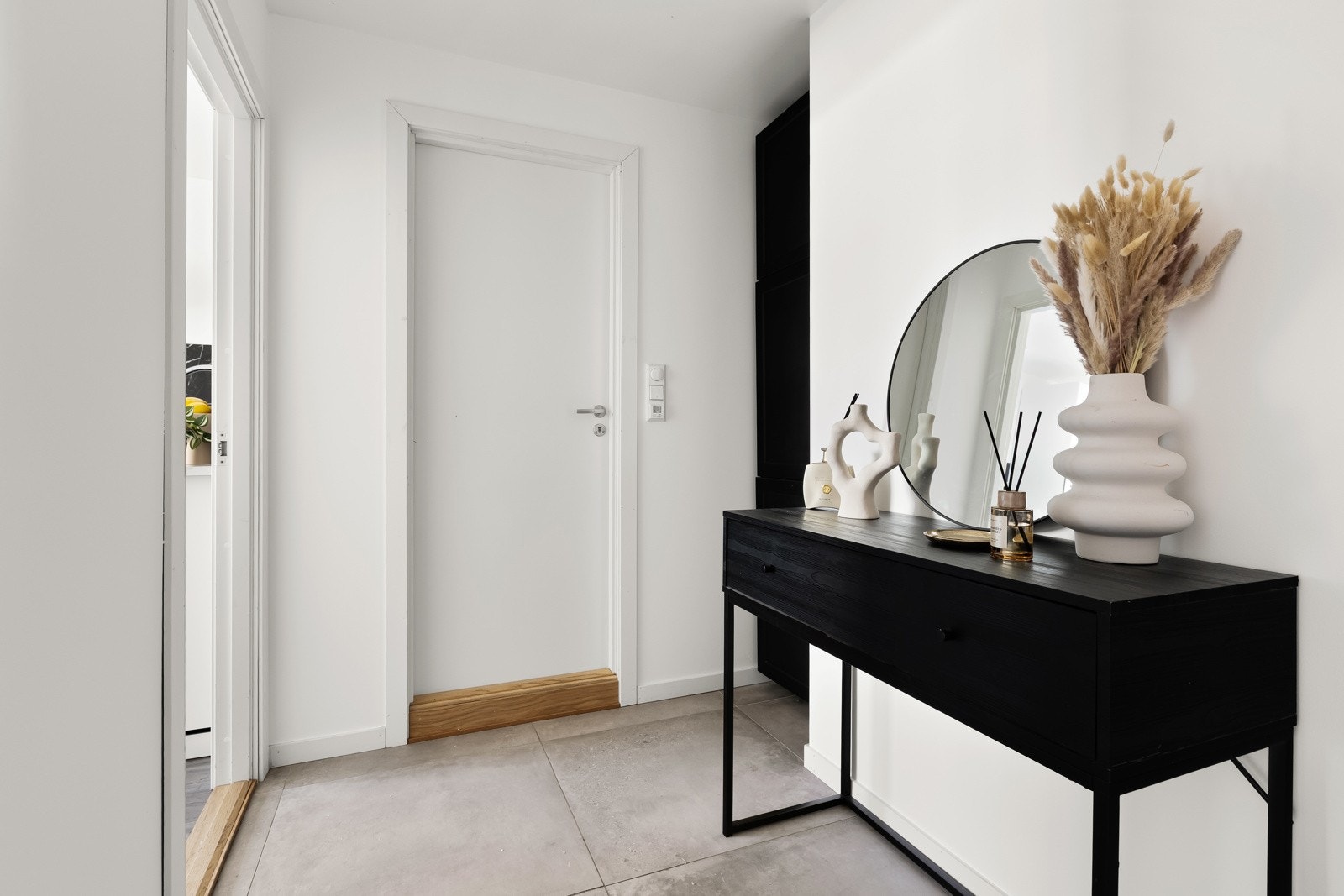 Romslig og innbydende entré/gang med gulvfliser Galleribilde