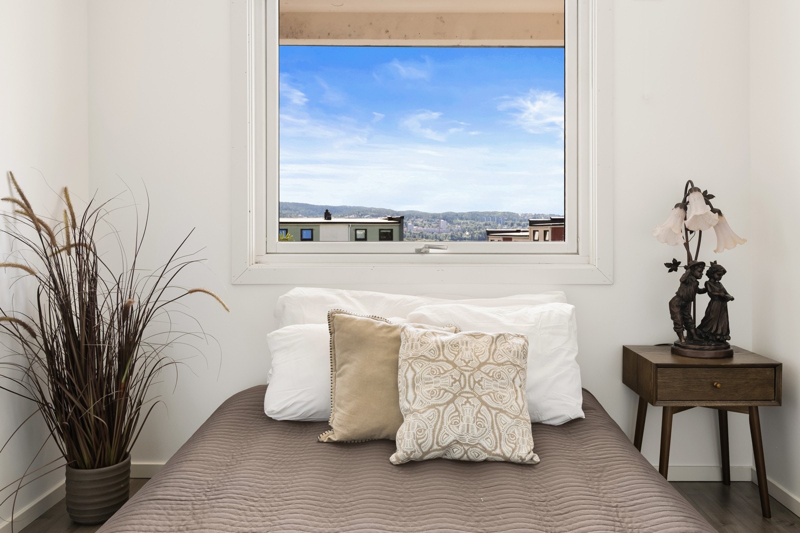 Store vindusflater som gir gode luftemuligheter Galleribilde