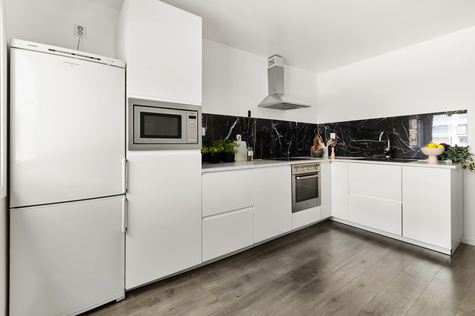 Her får man god arbeidsflyt med nyere og moderne kjøkkeninnredning Galleribilde