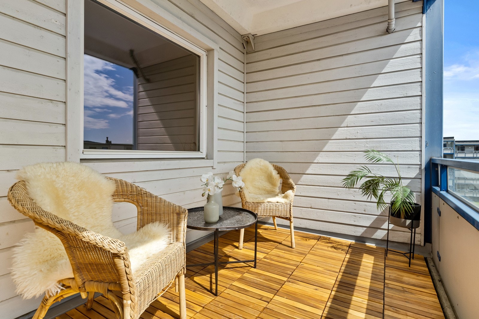 Balkongen er romslig med hyggelig utsyn Galleribilde