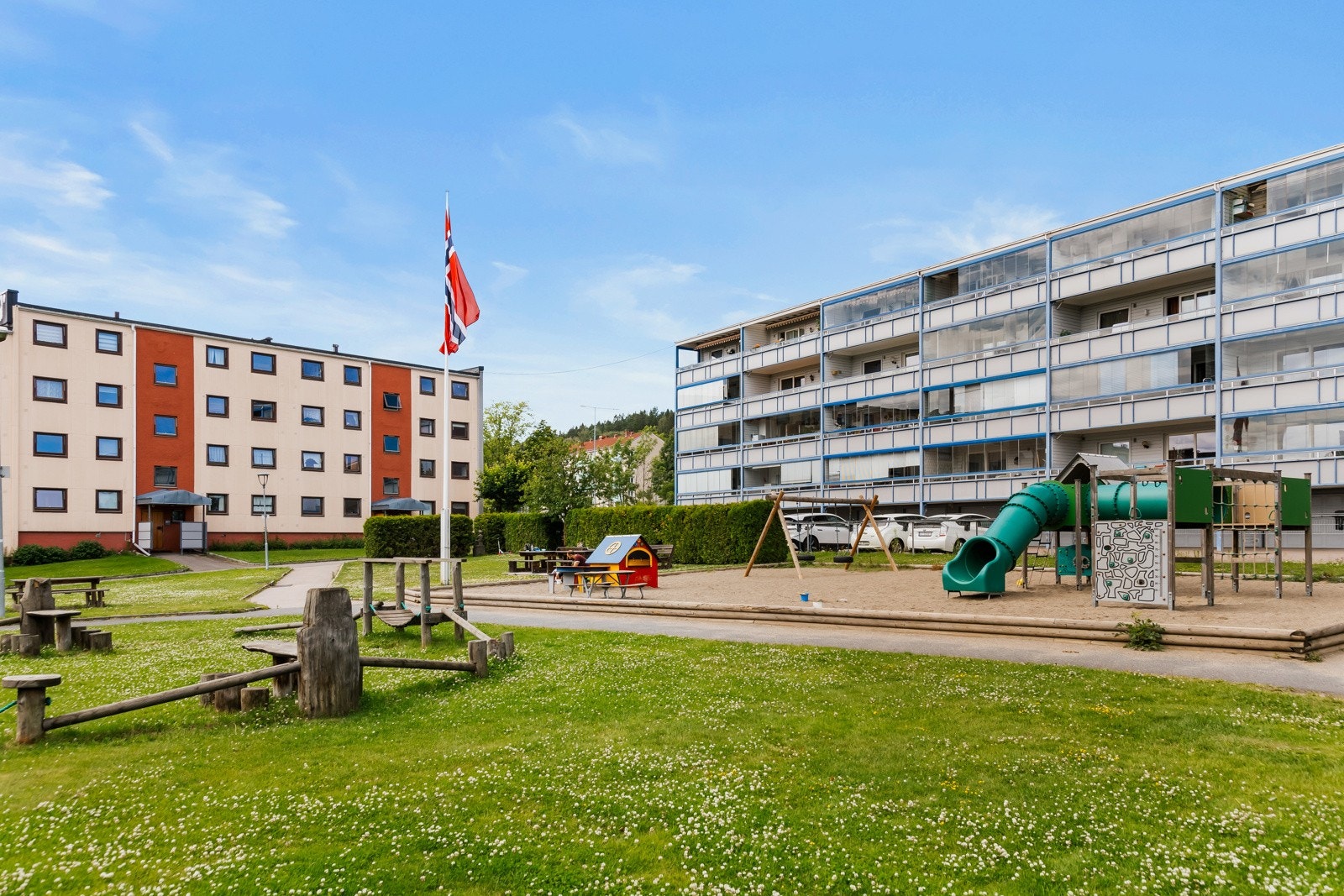 Fellesarealene er pent opparbeidet med plen, lekeplasser og sittegrupper Galleribilde