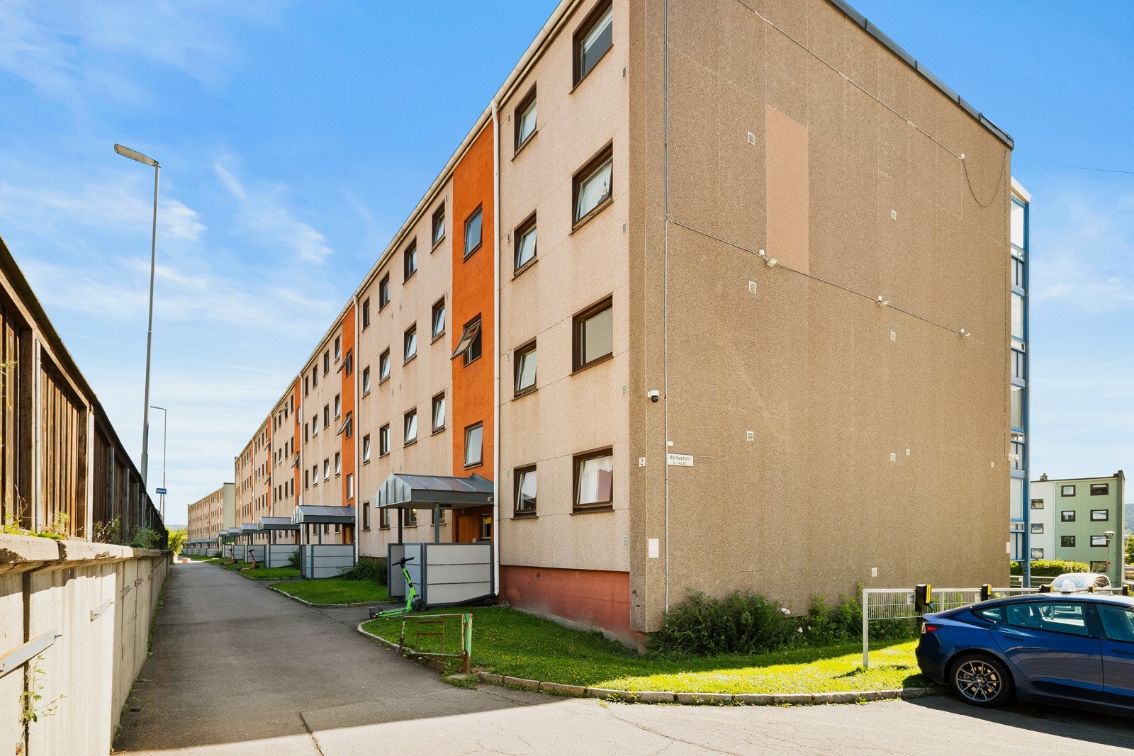 Den aktuelle boligblokken ligger høyt og fritt i terrenget Galleribilde