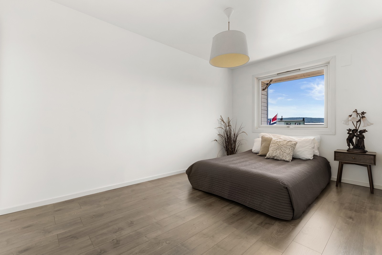 Hovedsoverommet er av romslig størrelse, godt med skapplass og dobbeltseng Galleribilde