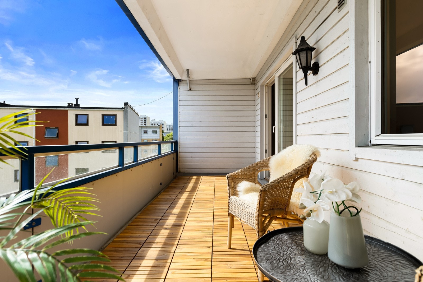 God plass til å møblere med utemøblement og grill Galleribilde