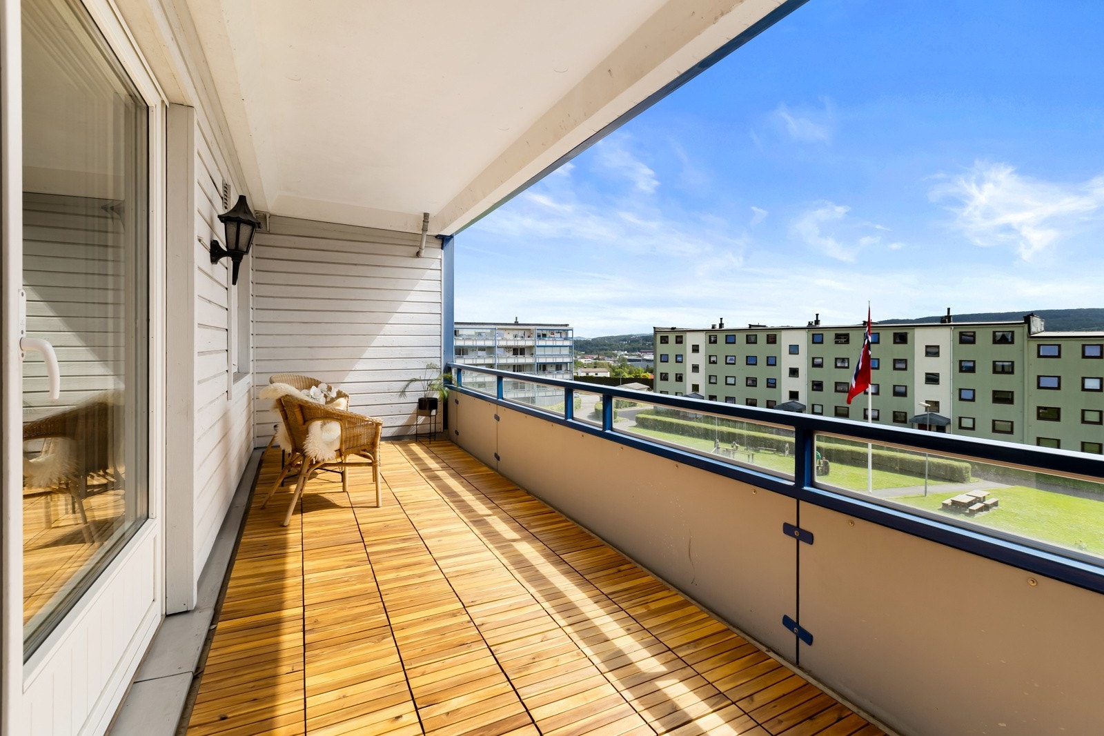 Helt nye terrassebord som nettopp er montert Galleribilde