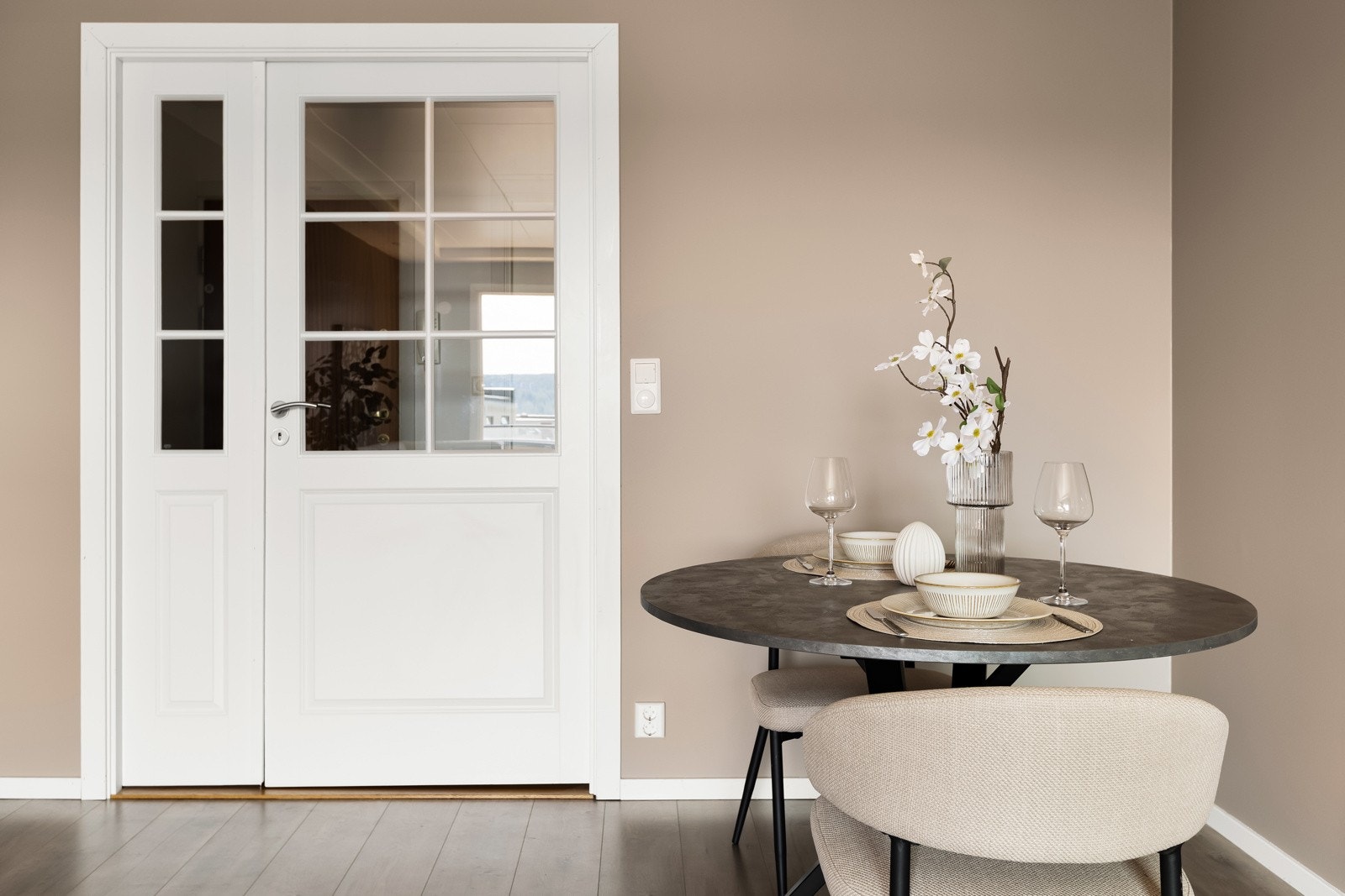 Det er lagt pent laminatgulv og downlights i himling Galleribilde