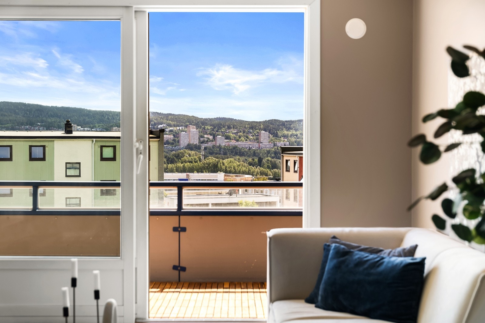 Utgang fra stuen til en hyggelig balkong med gode solforhold og langstrakt utsikt Galleribilde