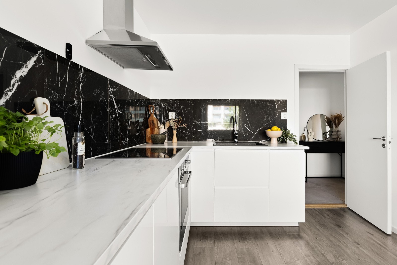 Mye skap- og benkeplass med integrerte hvitevarer (kjøl/fryseskap, oppvaskmaskin, platetopp, micro og stekeovn) Galleribilde