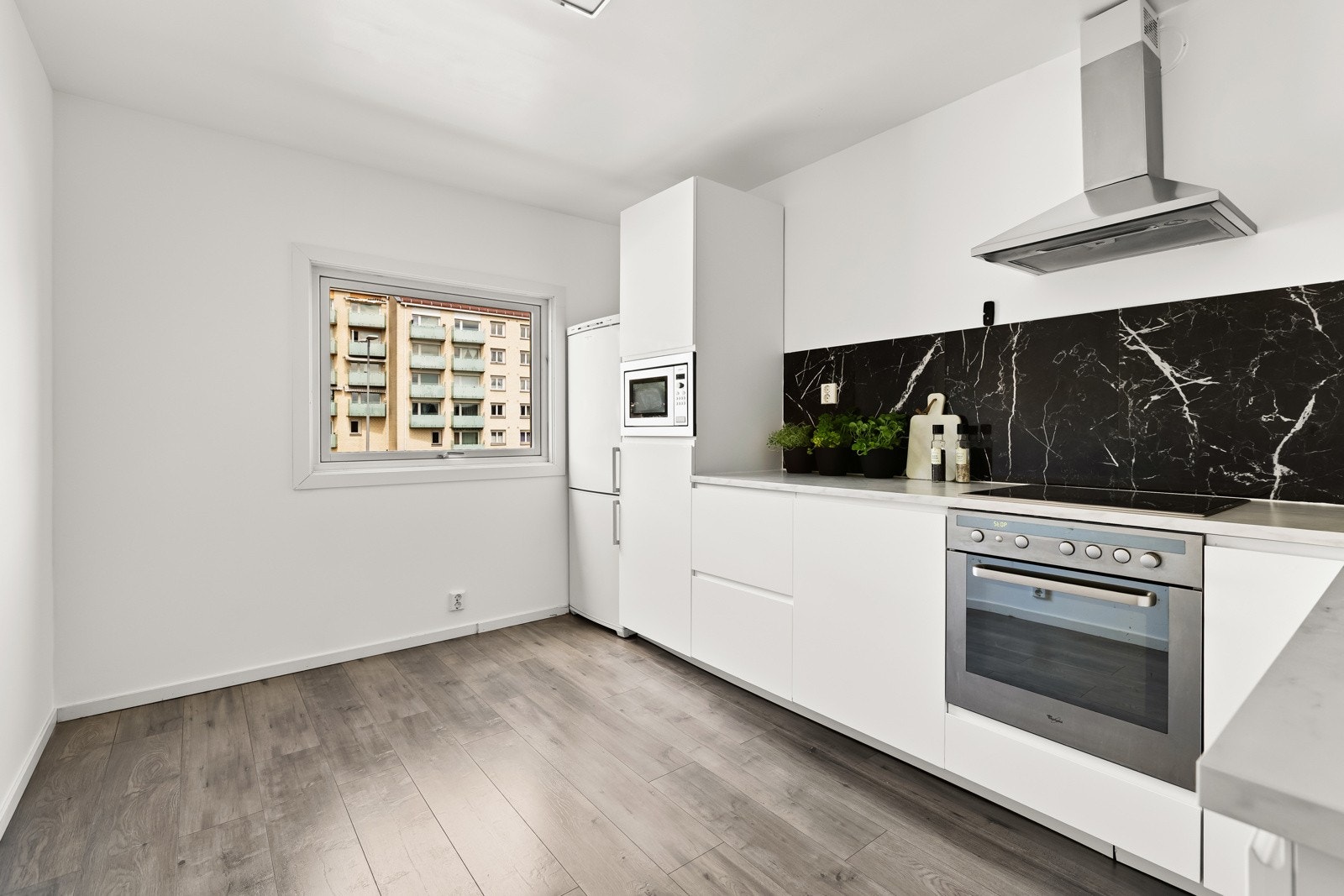 Stort og stilrent kjøkken i separat rom Galleribilde