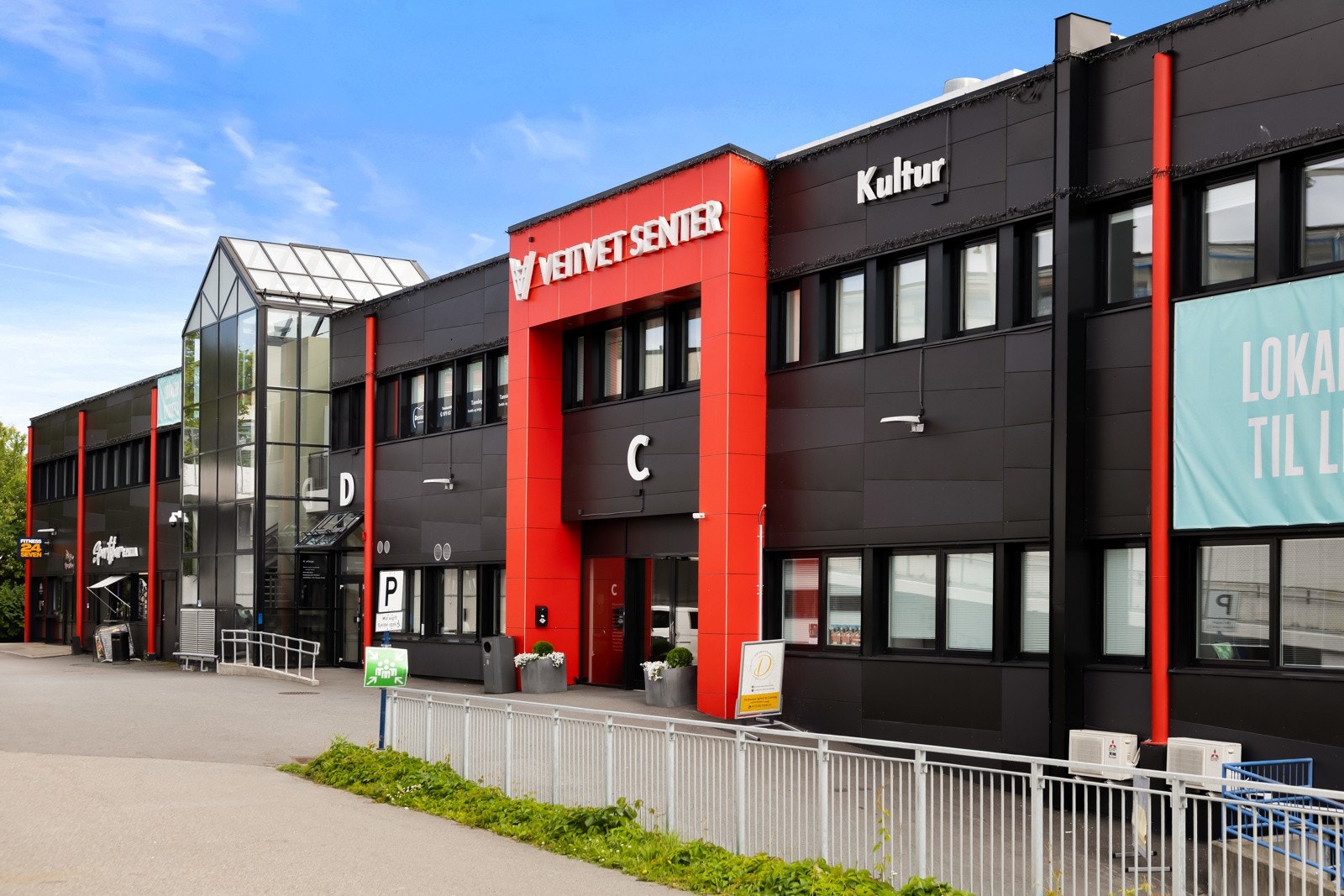 Veitvet Senter med bl.a. treningssenter, Norges største bowlinghall med 26 baner og ulike handels- og tjenestetilbud Galleribilde