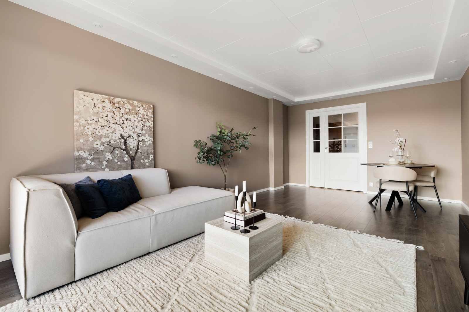 Det er god plass til sofagruppe, tv-seksjon og spisebord Galleribilde