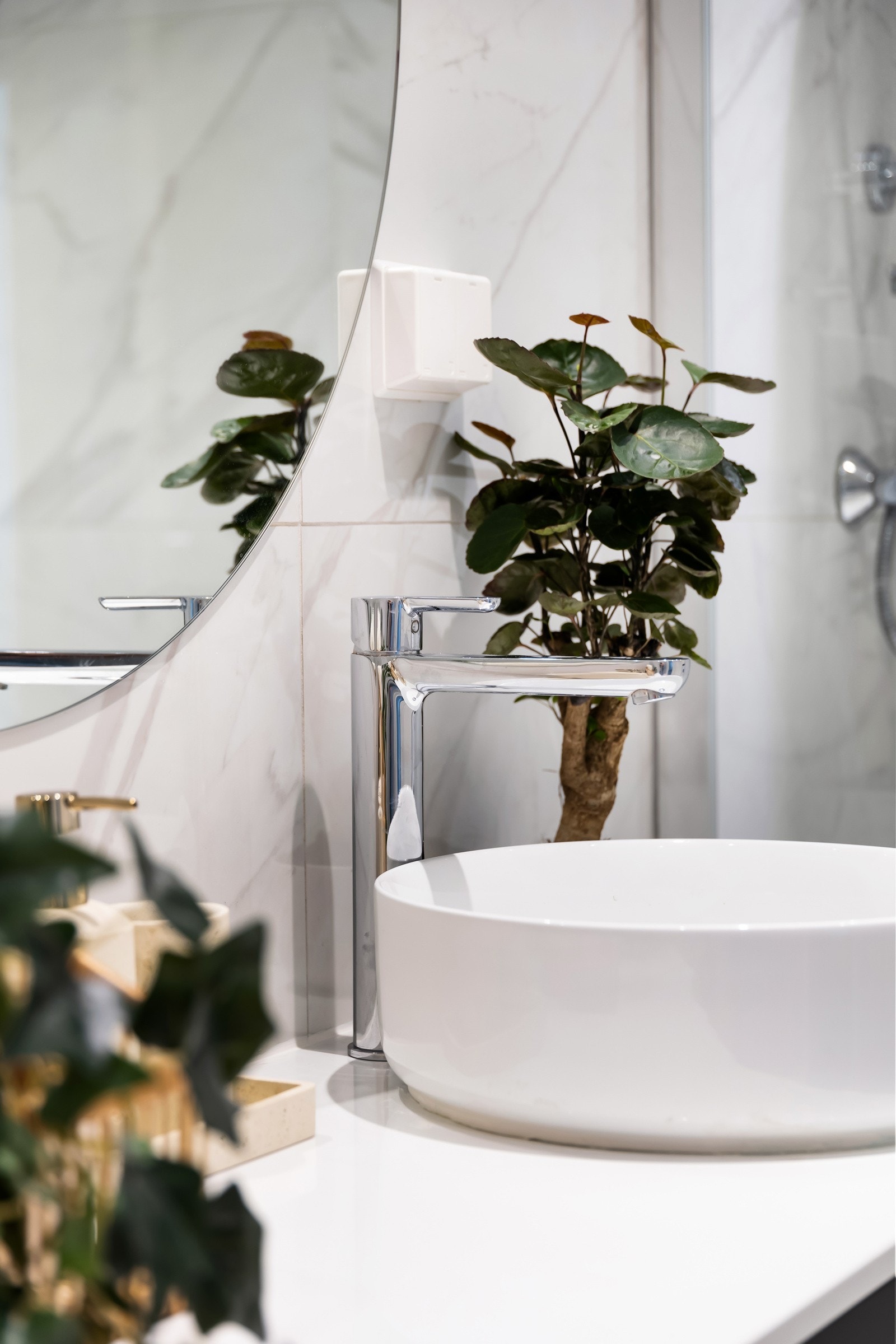 Pent underskap i kombinasjon med heldekkende servant og stort speil Galleribilde