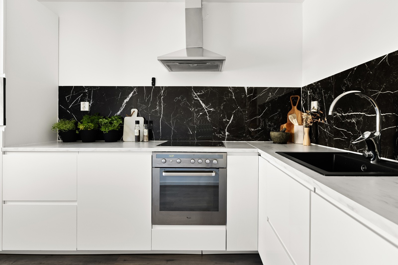 Innredning med glatte fronter og benkeplate av laminat Galleribilde