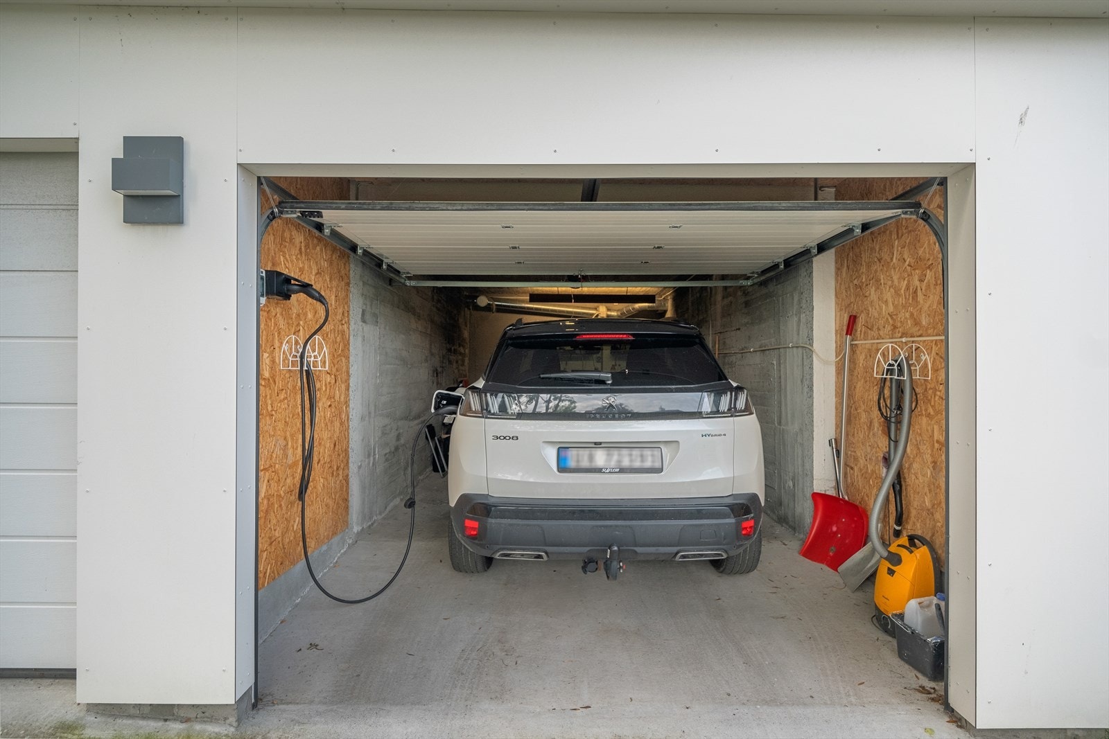 Garasje med elektrisk portåpner Galleribilde