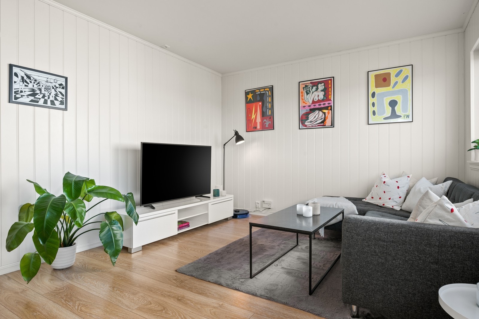 Delikat og lys leilighet med gang, bad, ett soverom, stue og kjøkken samt bod i kjeller Galleribilde