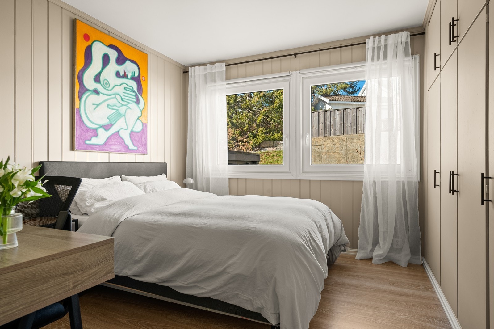 Det er et stort soverom med originale skaper. Soverommet er nylig malt i en dus, moderne fargetone Galleribilde