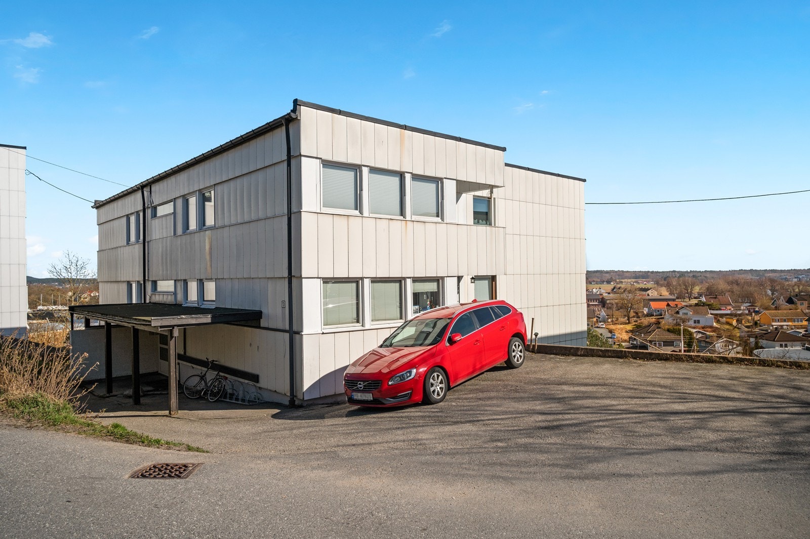 Biloppstillingsplasser utenfor blokken Galleribilde