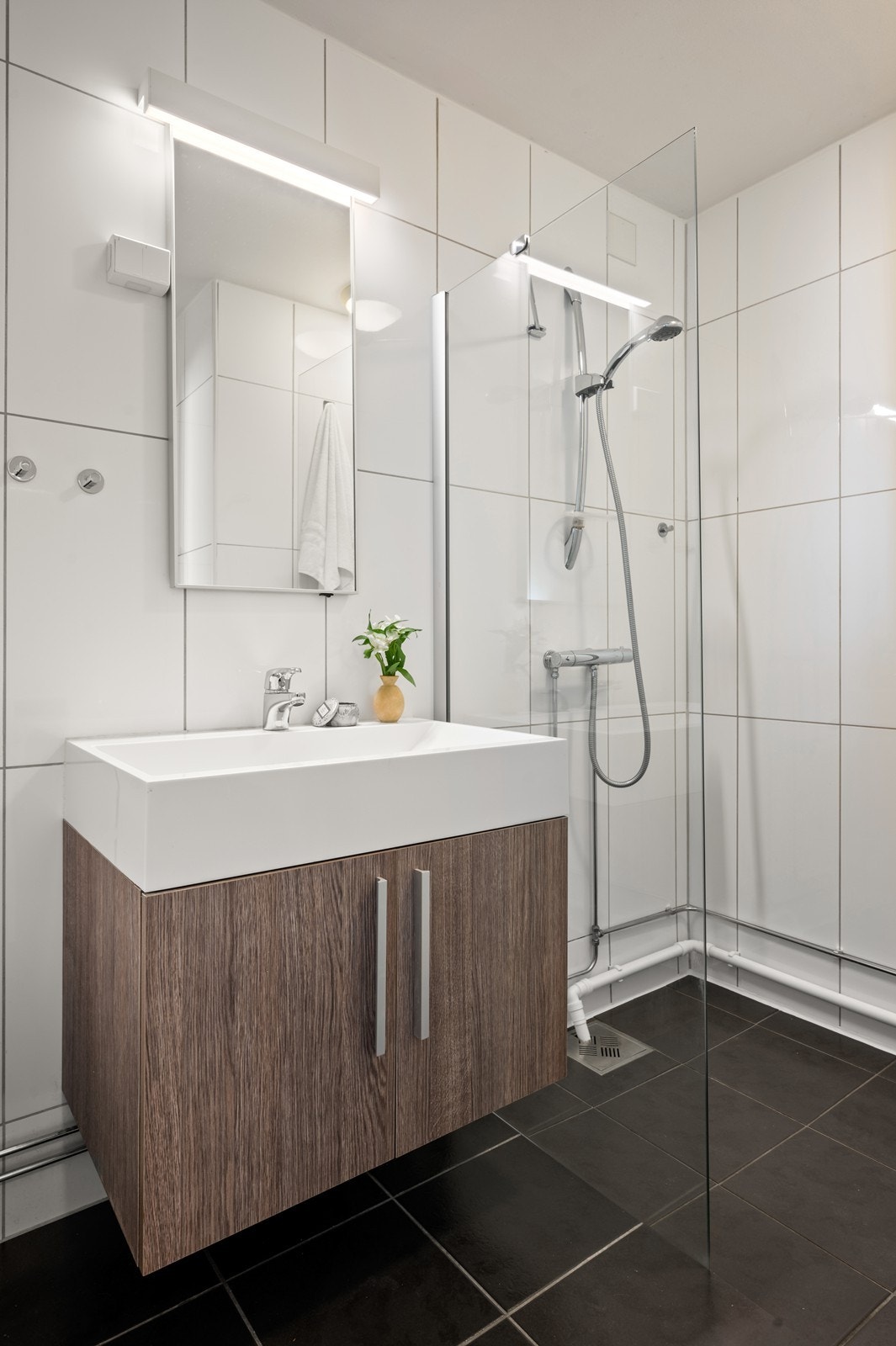 Det er varme i gulvet. I tillegg er det opplegg for vaskemaskin på badet. Det er ikke vanlig med opplegg for vaskemaskin på leilighetene her Galleribilde