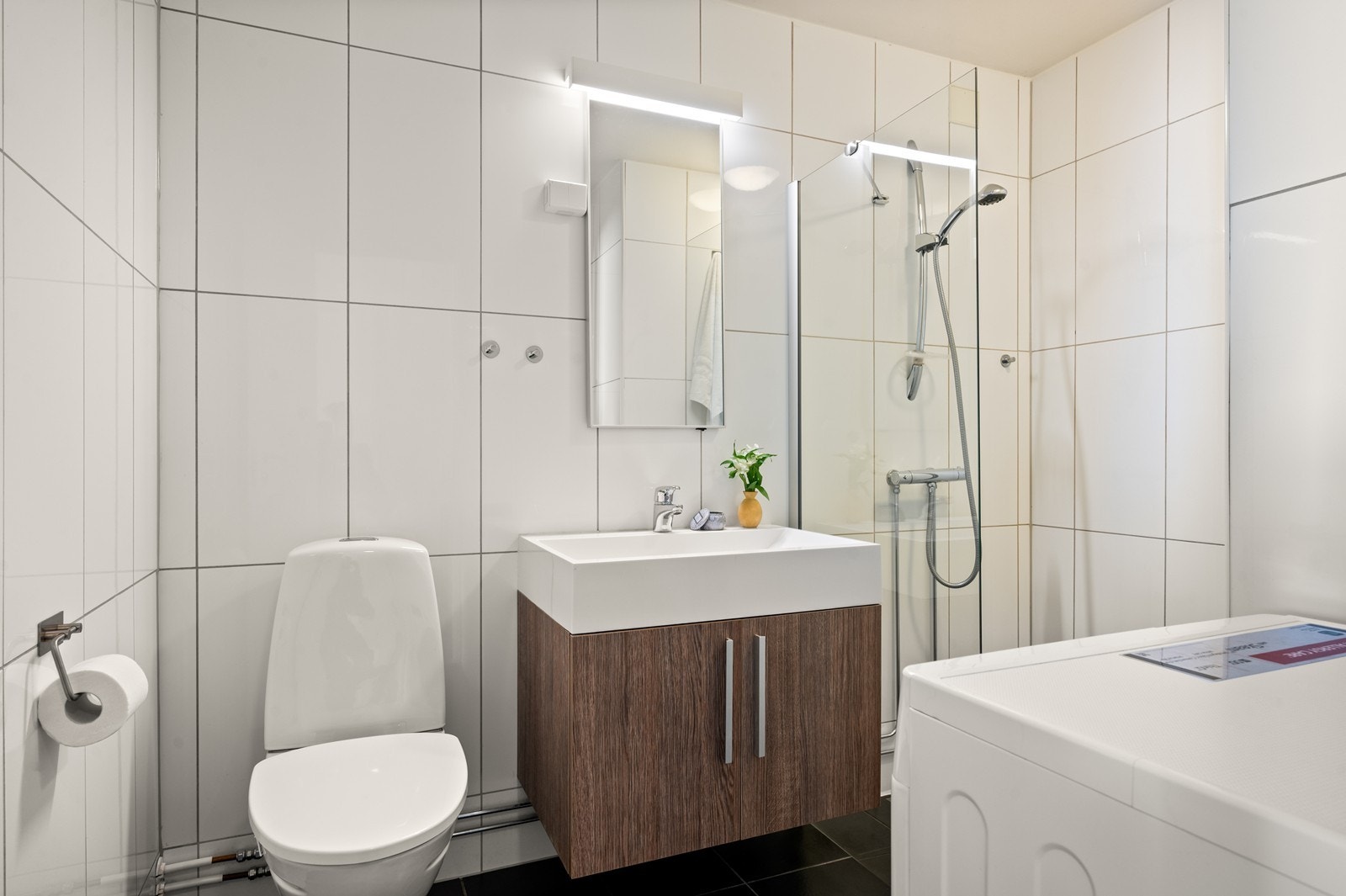 Pent flislagt bad fra 2015 med dusjhjørne Galleribilde