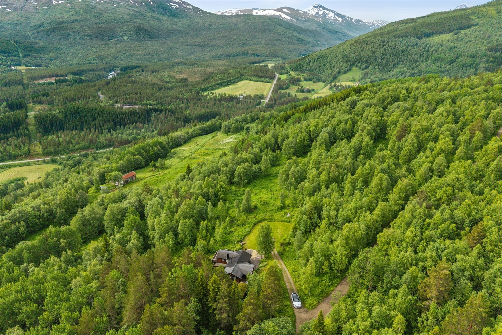 Perfekt beliggenhet for deg som er glad i fotturer, toppturer, jakt, fiske eller deg som ønsker å nyte stillheten i solveggen Galleribilde
