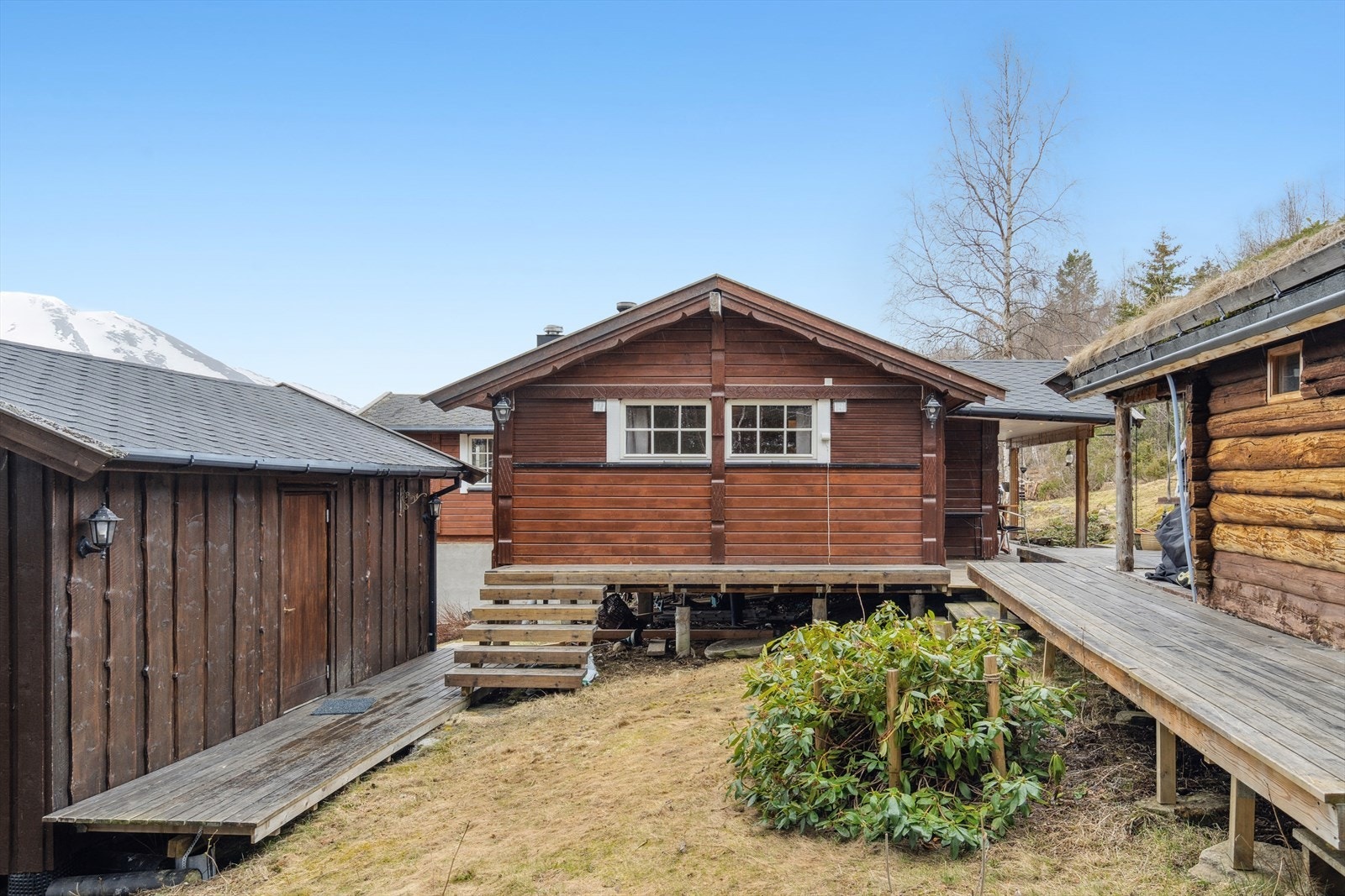 Herfra har du også tilgang til begge uthusene - Det eldste (til høyre) er vernet i følge selger Galleribilde