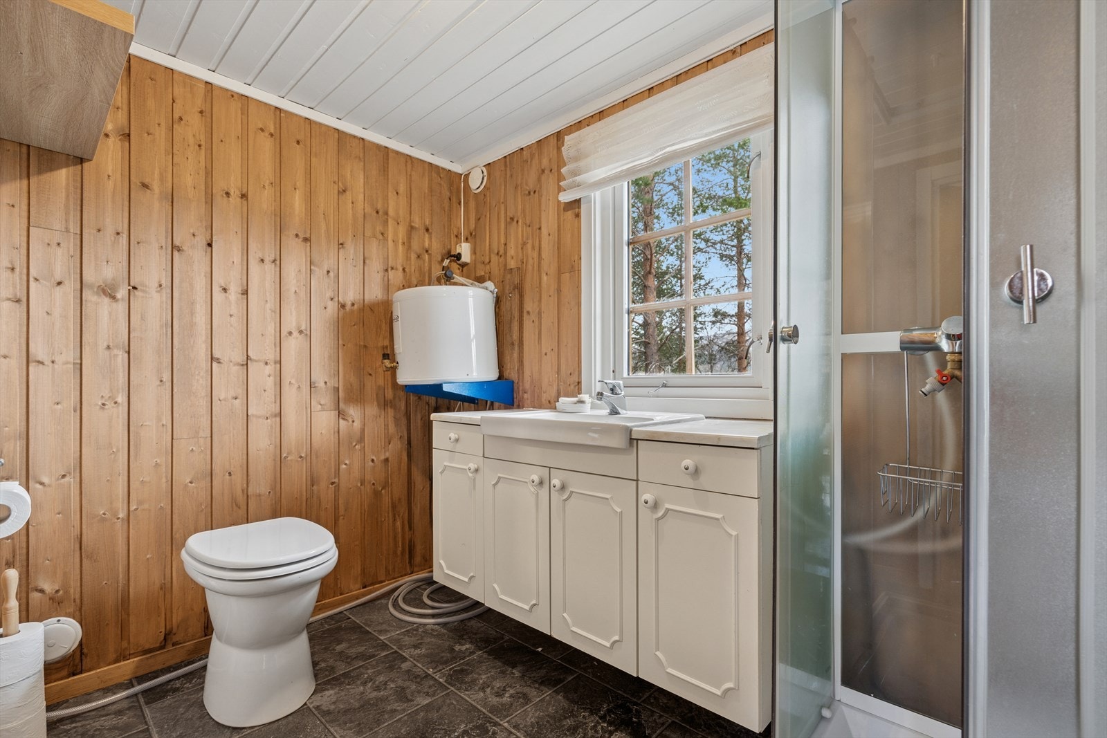 Toalettrommet består av snurredass, dusjkabinett, baderomsinnredning og VVB på 28 liter (rommet er ikke bygget som våtrom) - Sommervann fra vannverk via 1000L tank under uthuset Galleribilde