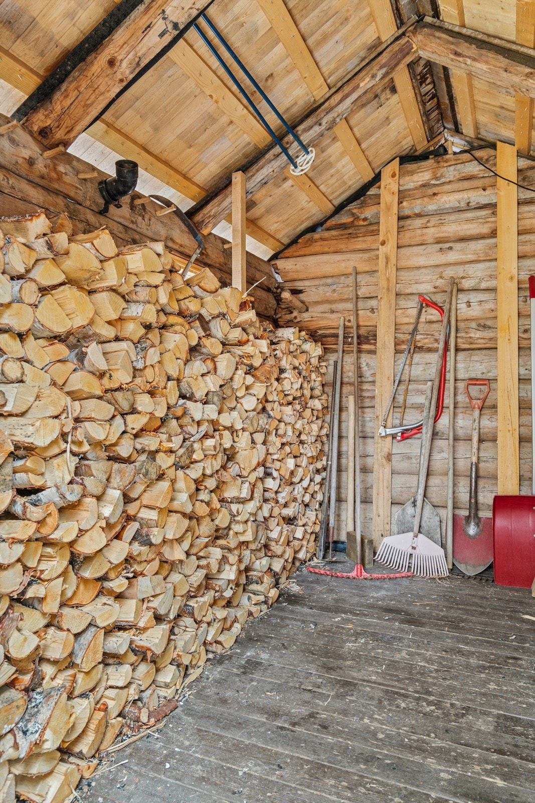 Eldre uthus av eldre tømring og torvtak (benyttes som vedbod) - Selger opplyser at uthuset er vernet Galleribilde