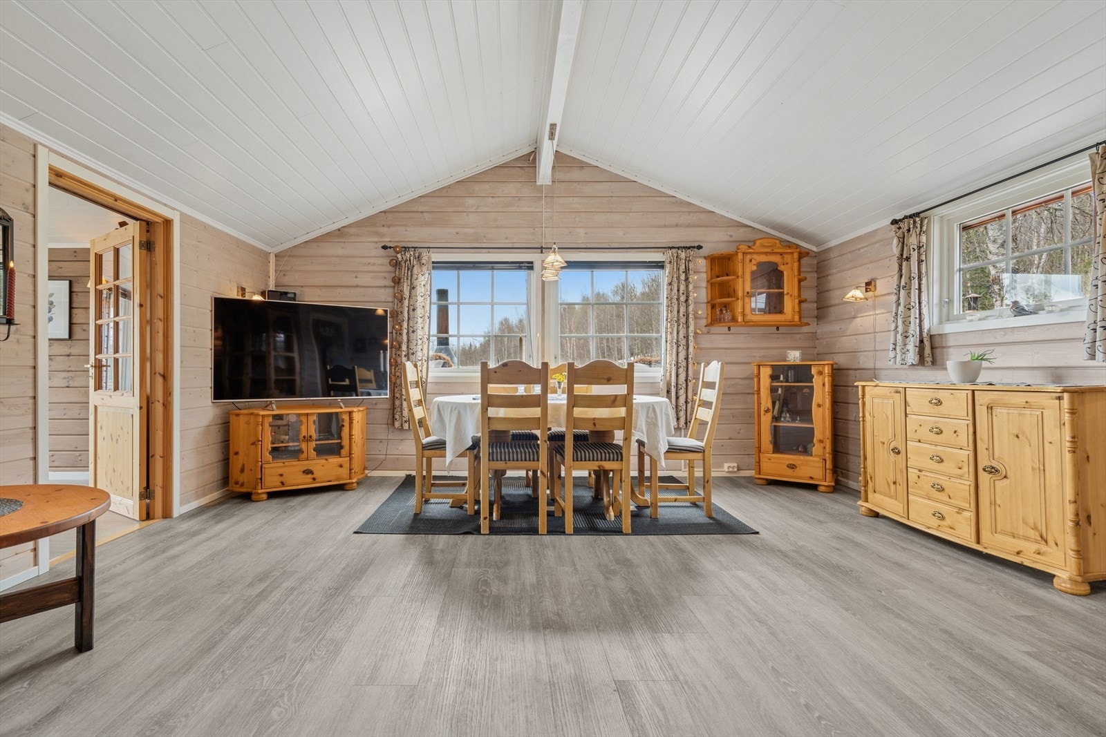 Det er også store vindusflater som slipper inn godt med lys Galleribilde