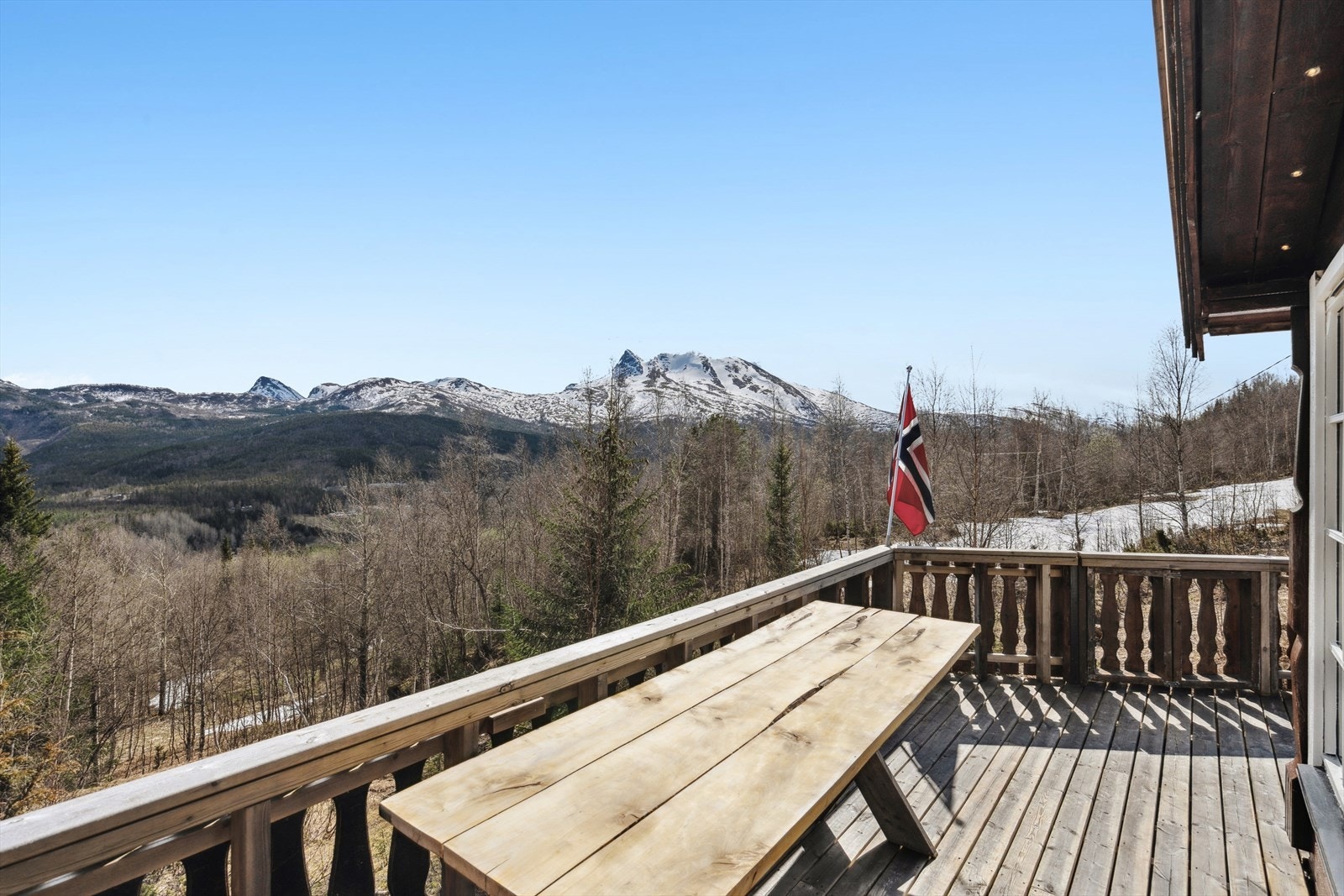 På delen mot øst nyter du morgensolen - Legg spesielt merke til belysningen i takutstikk Galleribilde