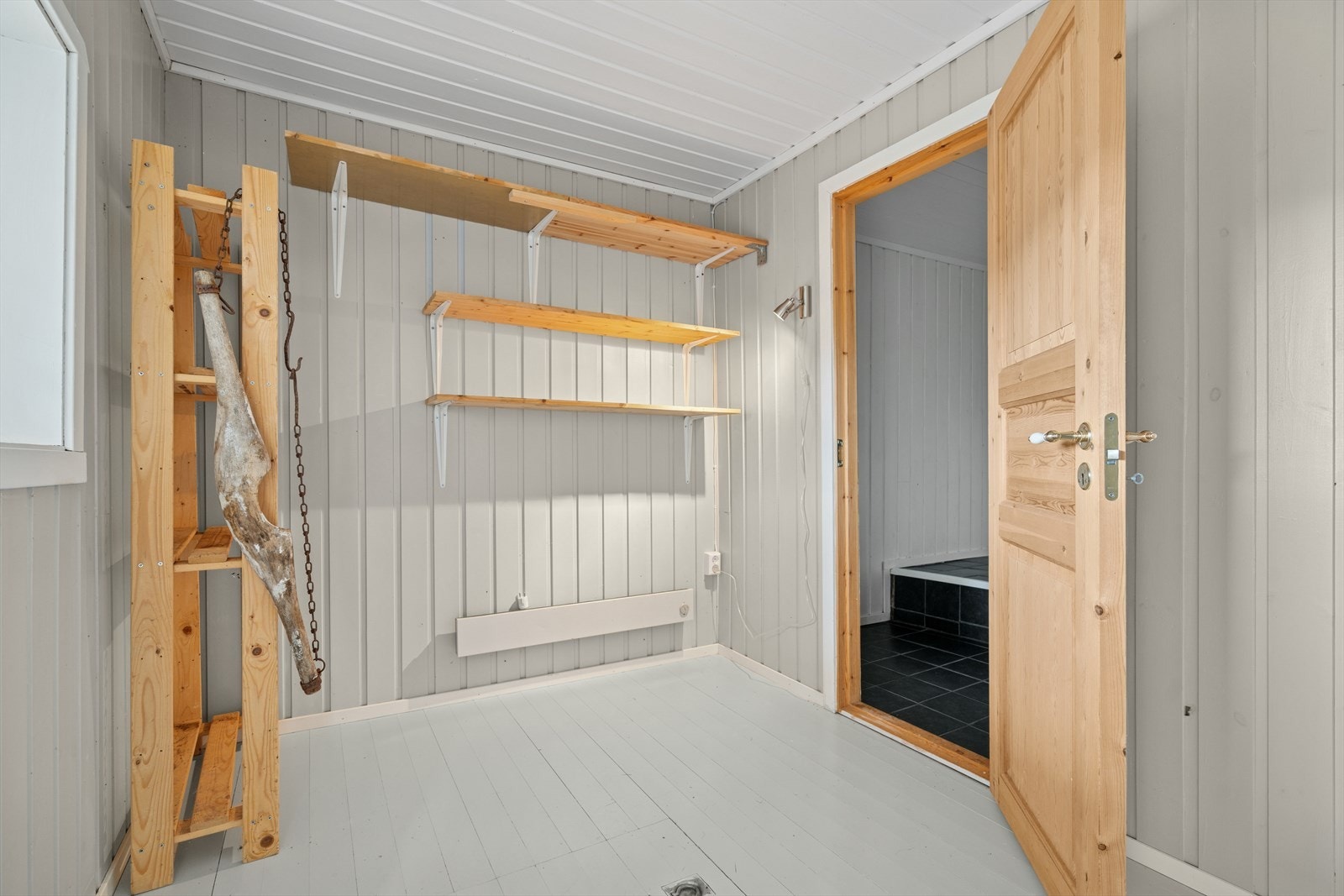 Det er bod ved inngangspartiet, samt boder i kjelleren under tilbygget (utvendig adkomst til kjeller) Galleribilde