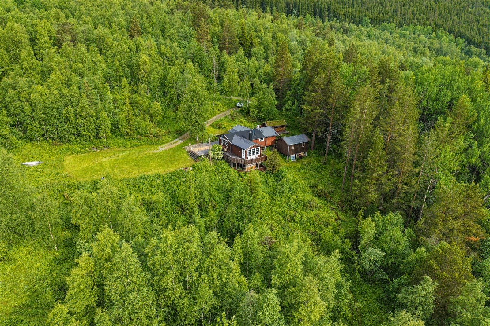 Det er vei helt frem til hytten (vei og parkering på grunneiers eiendom, men foreligger ikke skriftlig avtale om dette) - 1500 kr i året for brøyting/vedlikehold av veien. Galleribilde