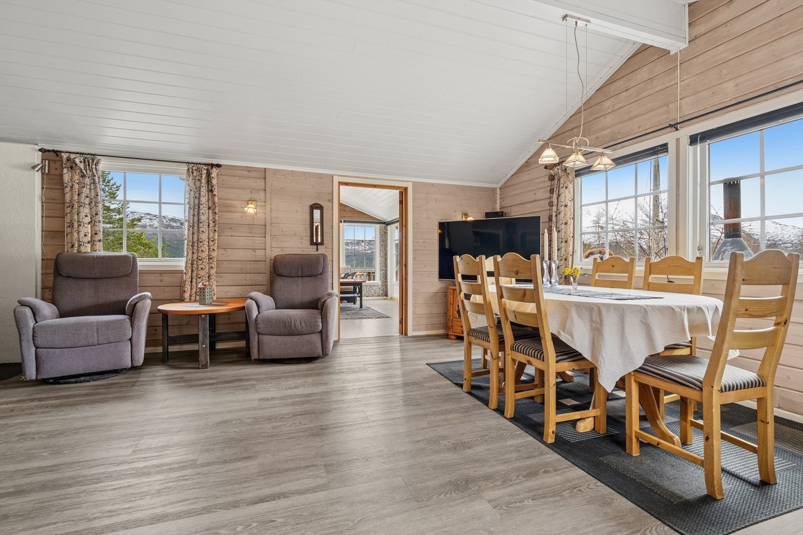 Spisestuen er allsidig med god plass til både spisegruppe og lenestoler Galleribilde