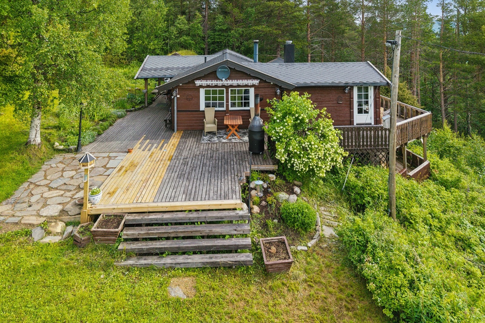 Størstedelen av terrassen strekker seg mot sør med god plass til utemøblement Galleribilde