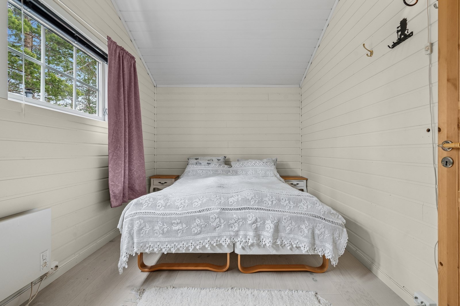 Hovedsoverommet er romslig med god plass til dobbeltseng med tilhørende nattbord på begge sider Galleribilde