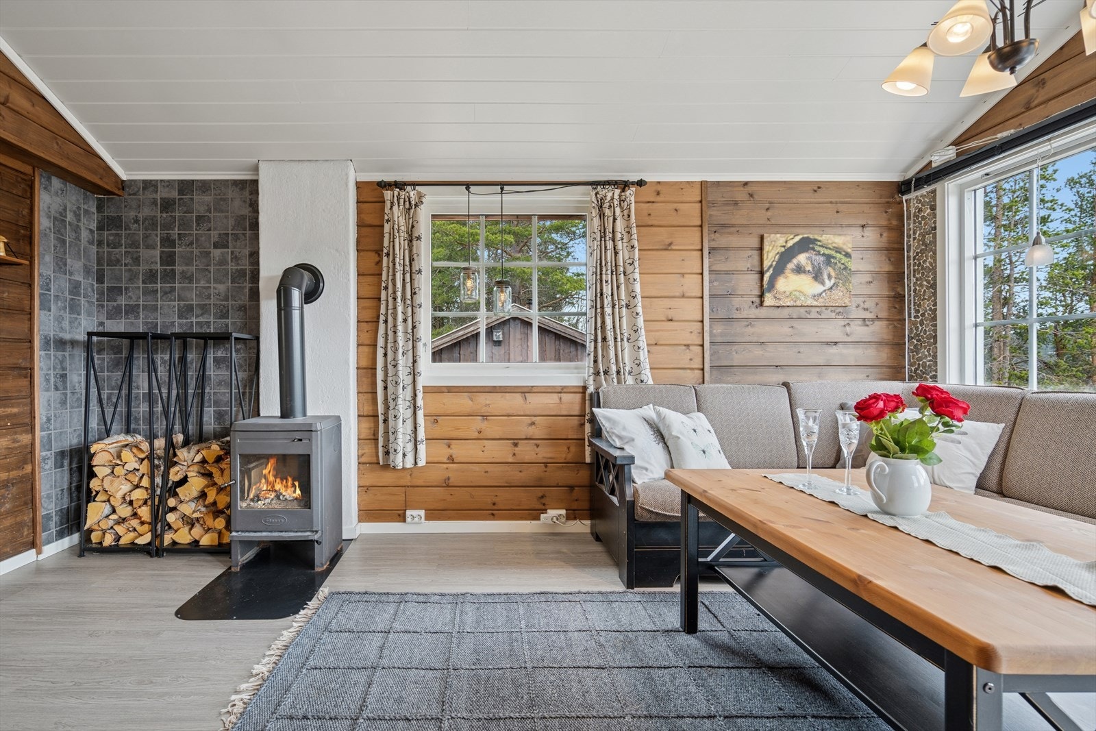 Også her er det ildsted, god takhøyde og store vindusflater Galleribilde