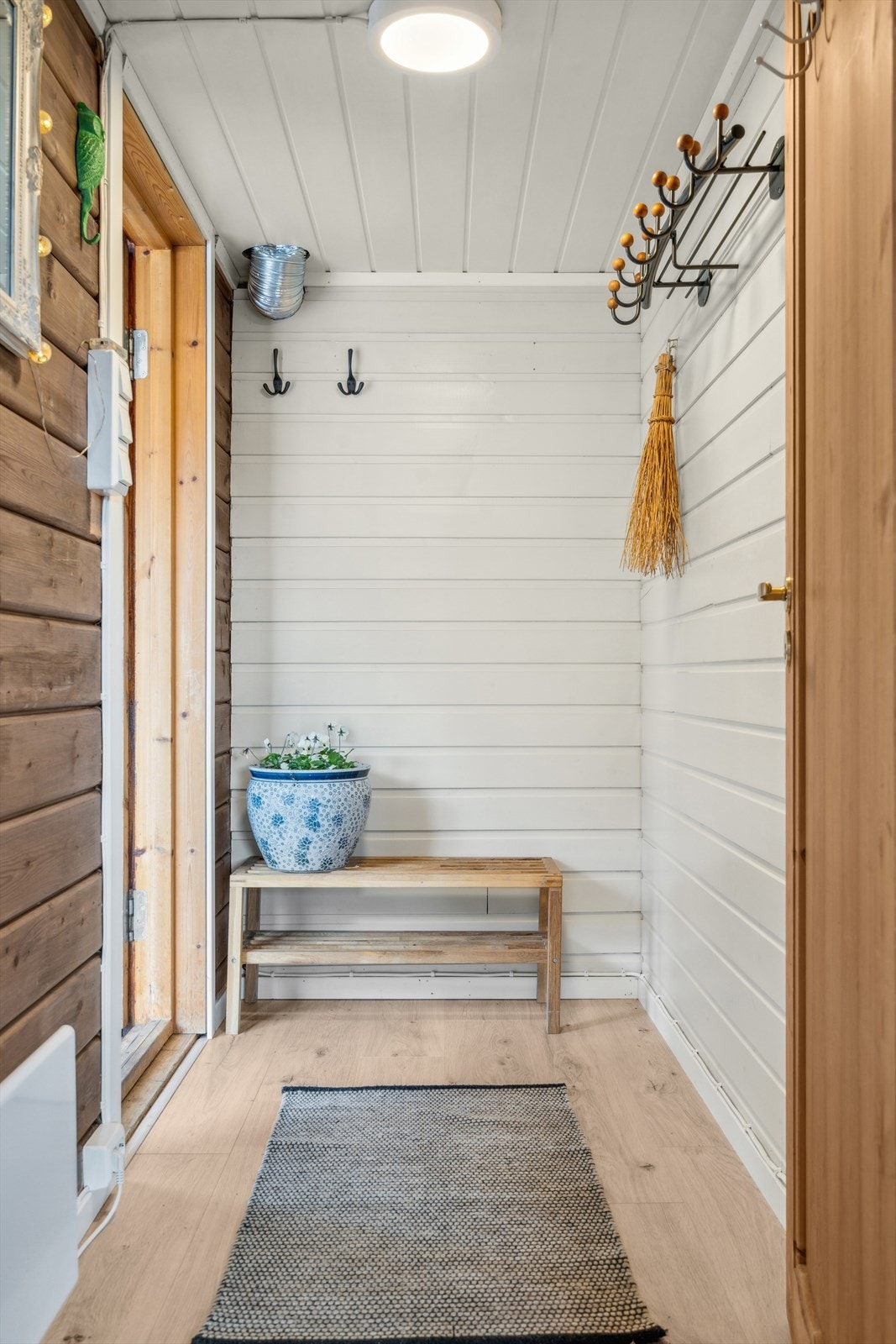 Man ønskes velkommen inn i en hyggelig entrè med god plass til oppbevaring av både sko og yttertøy - Fra entreen kommer du videre inn i spisestuen Galleribilde