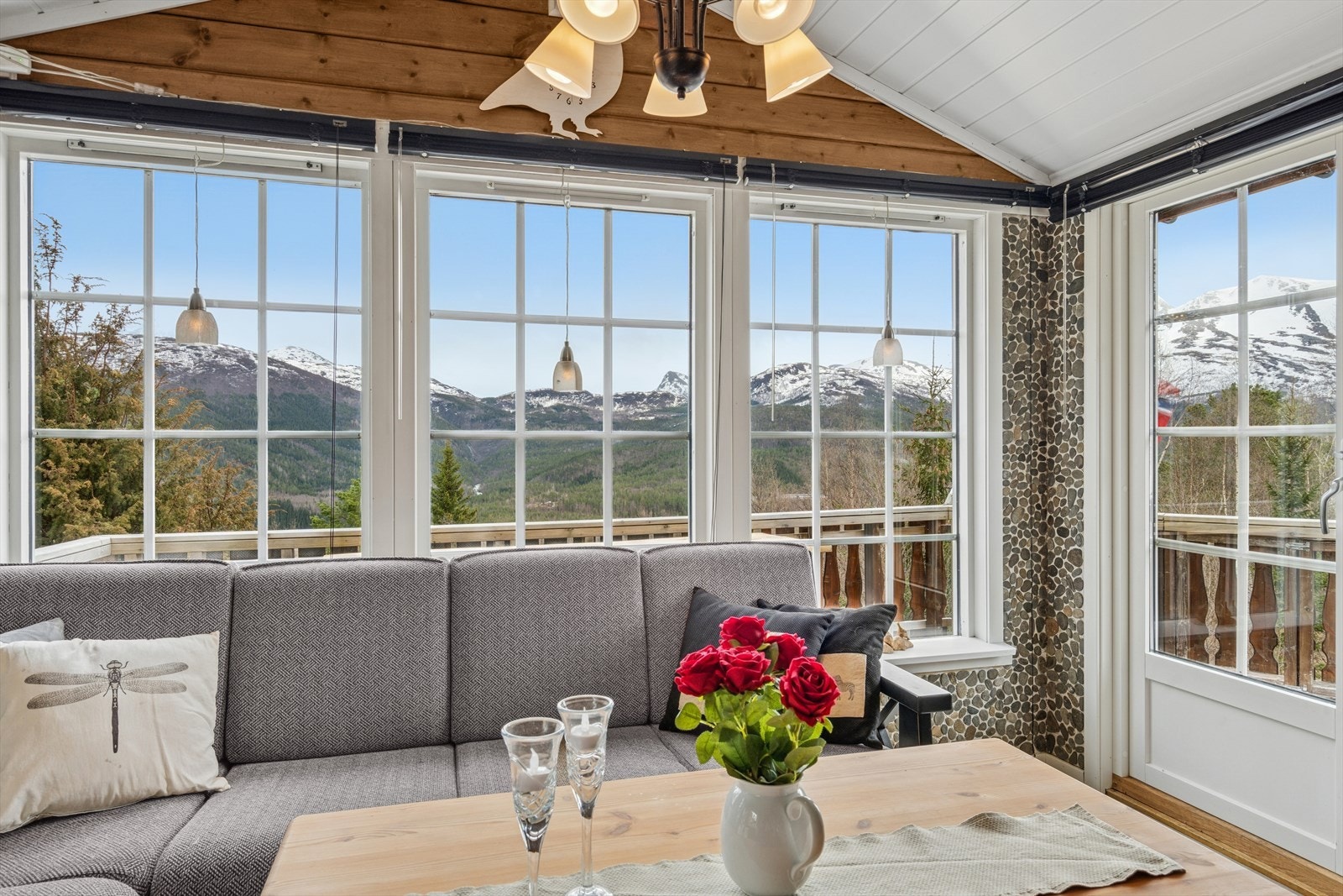 Nydelig utsikt over dalen og det omkringliggende alpine landskapet - Det er verandadør med glassfelt ut til terrassen Galleribilde