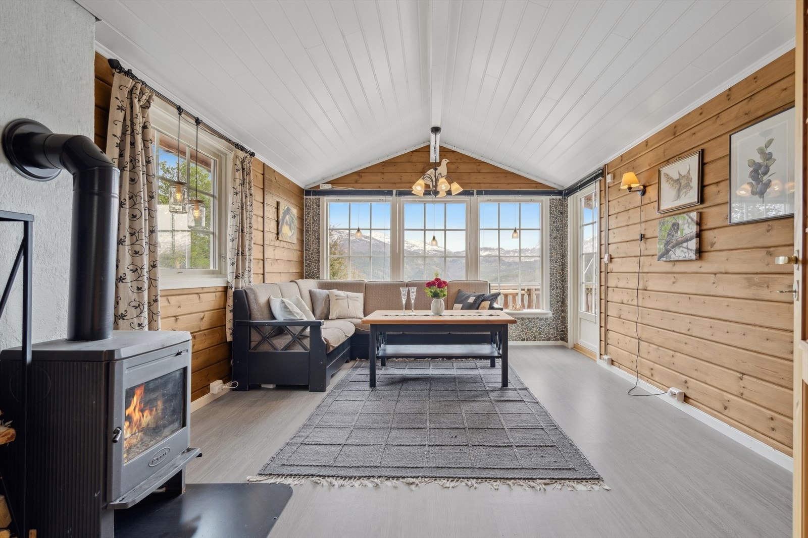 Sofastuen ligger i tilbygget del fra ca. 1995 og har god plass til hjørnesofa med tilhørende møblement Galleribilde