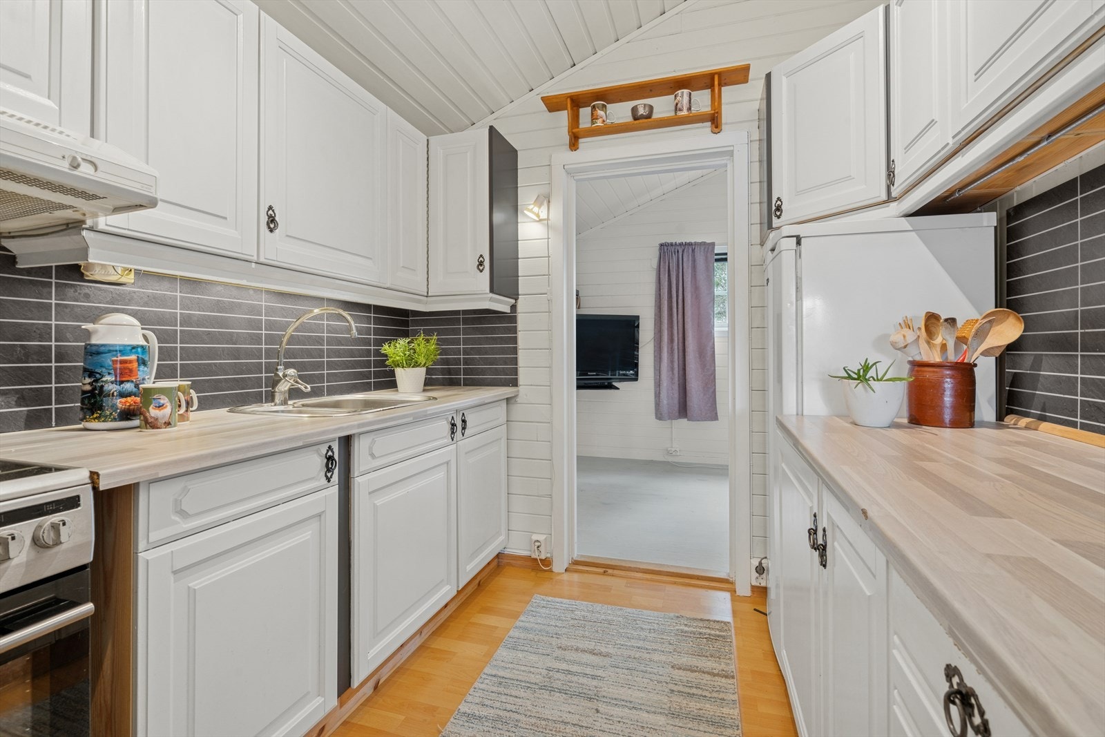 Hvitevarene medfølger og består av komfyr m/kjøkkenventilator over og kjøleskap - Innenfor kjøkkenet ligger hovedsoverommet Galleribilde