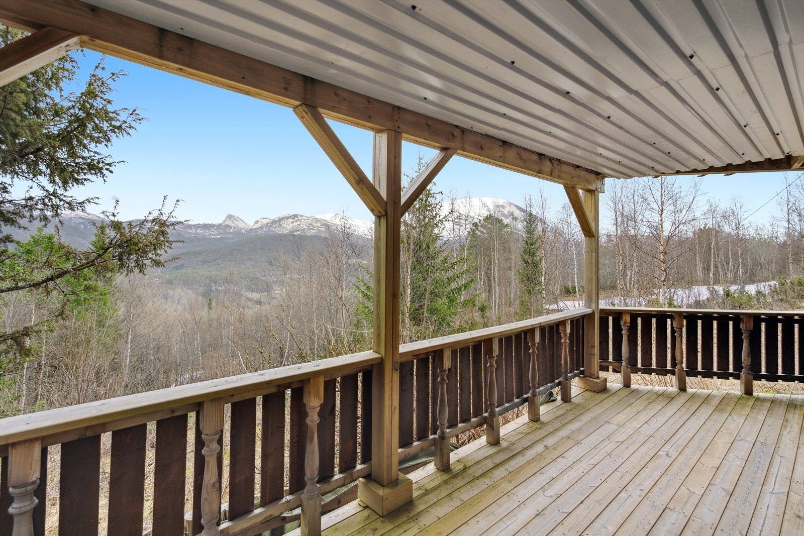 Overbygget terrasse utenfor kjelleren Galleribilde