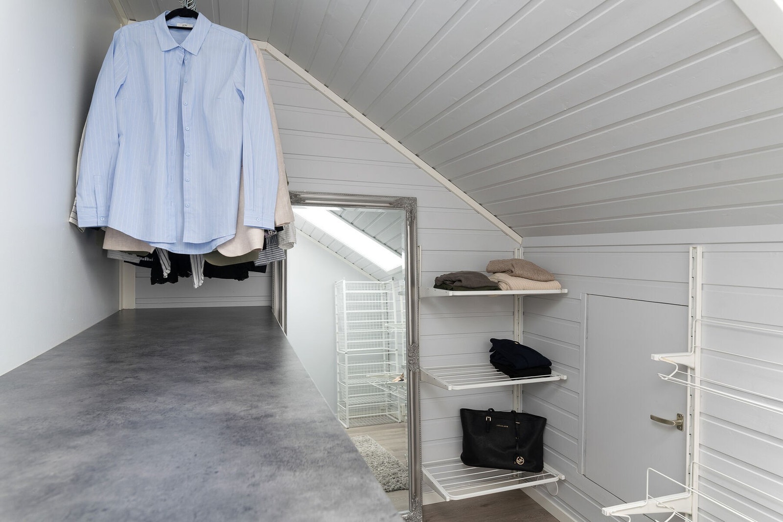 Rommet er praktisk innredet med garderobeløsning. Galleribilde