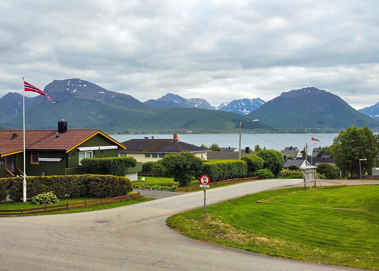 Fra boligen er det fin utsikt mot sjø og fjell. Galleribilde