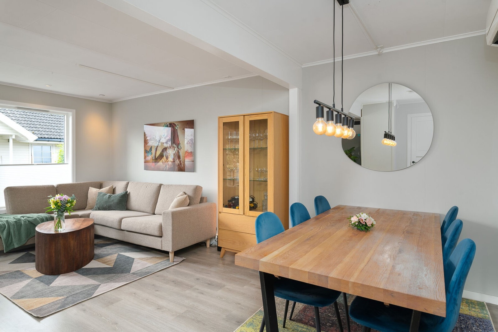 Stuen har god plass til både sofagruppe og spisebord. Galleribilde