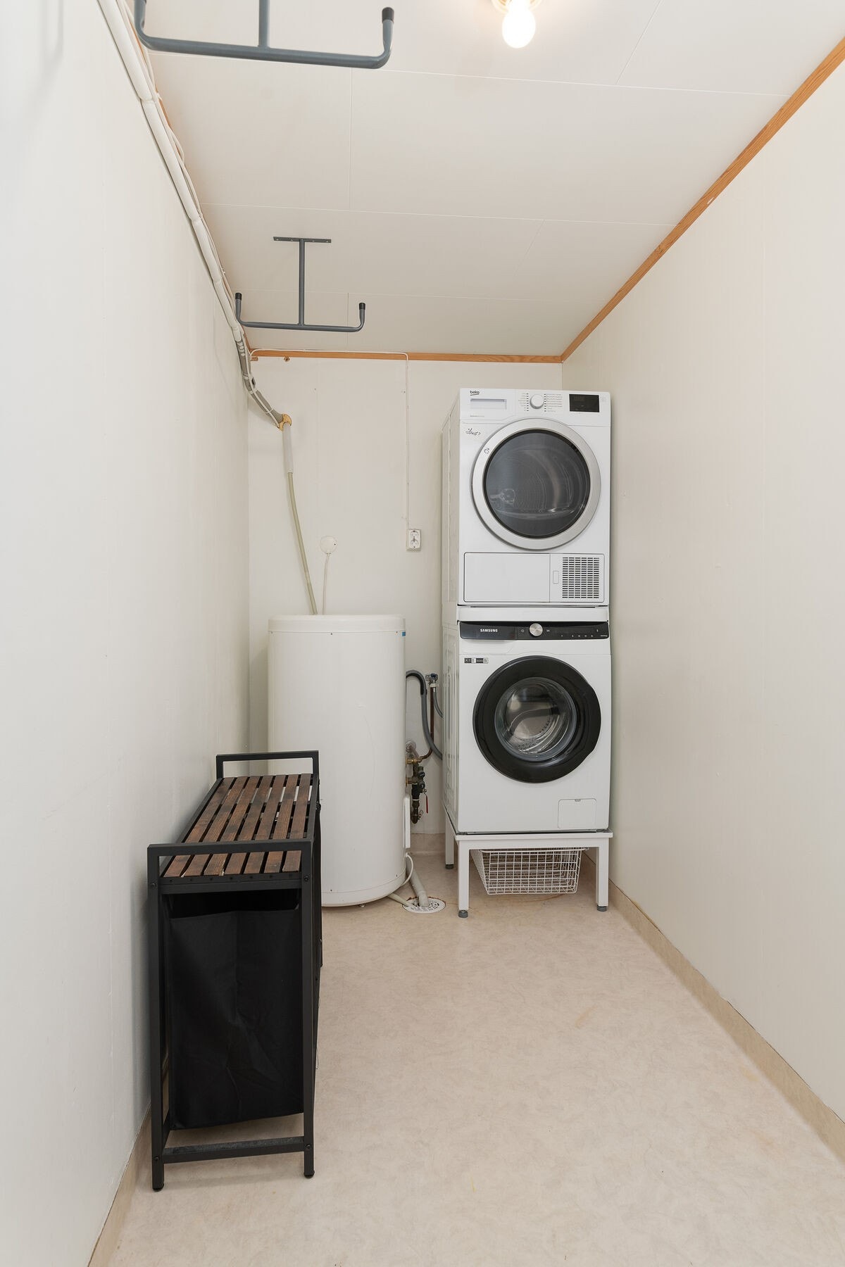 Separat vaskerom med opplegg for vaskemaskin, og god lagringsplass. Galleribilde