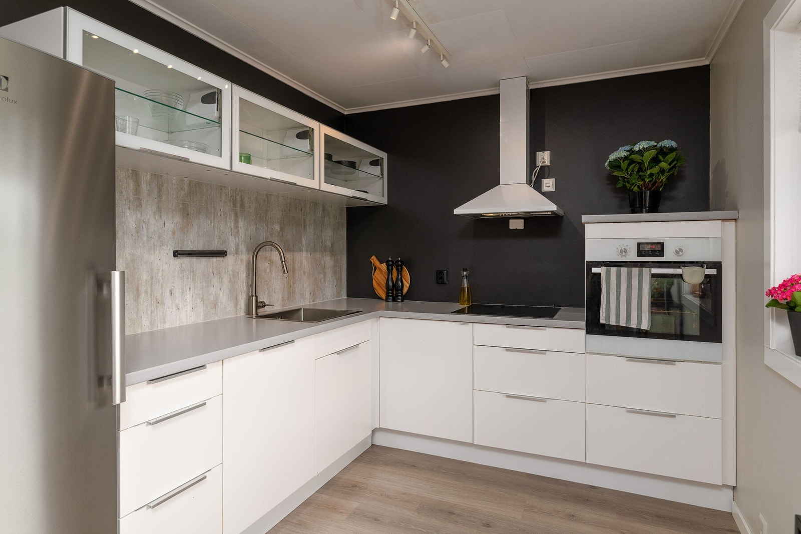 Klassisk og moderne kjøkken med slette fronter. Integrert stekeovn, platetopp og oppvaskmaskin. Galleribilde