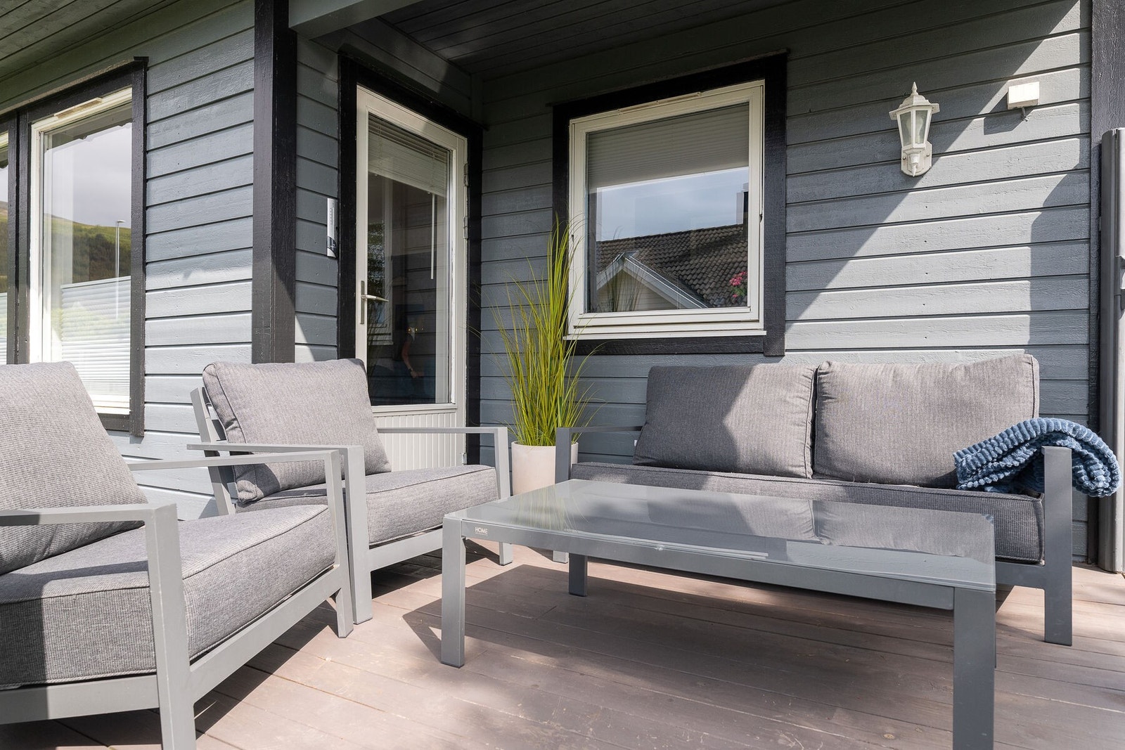 Det er direkte utgang fra stuen til terrassen. Galleribilde