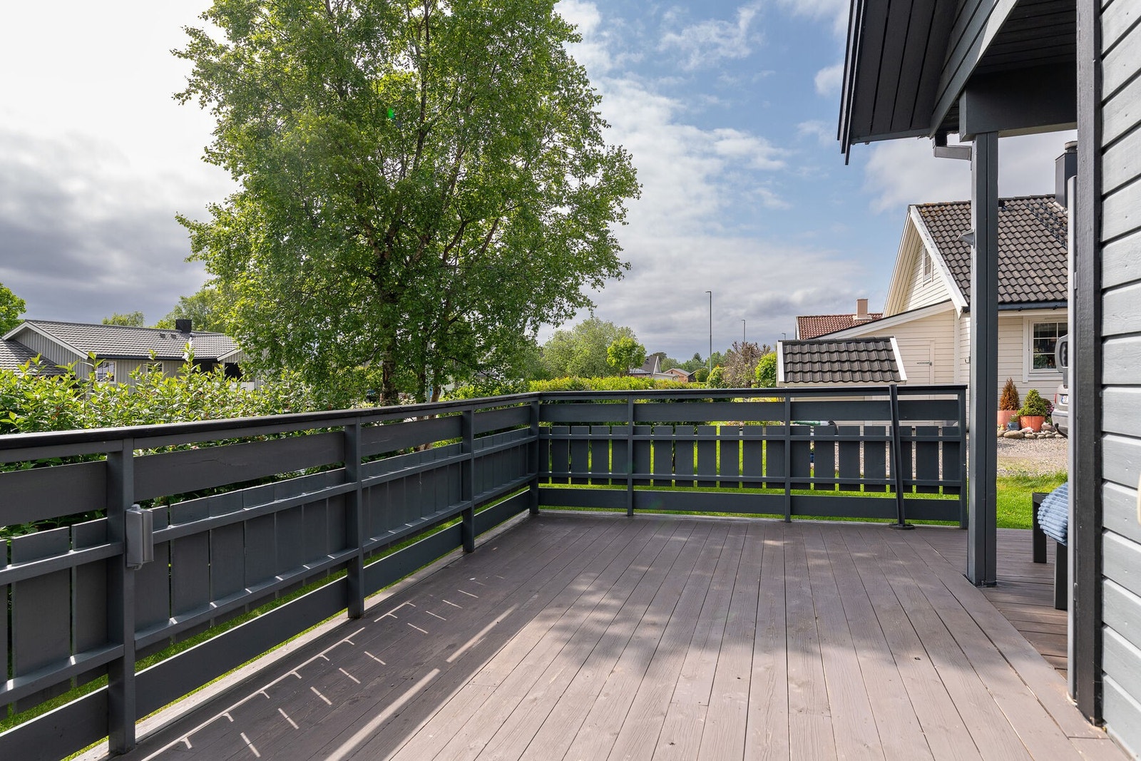 Terrassen har god plass til diverse hagemøbler. Galleribilde