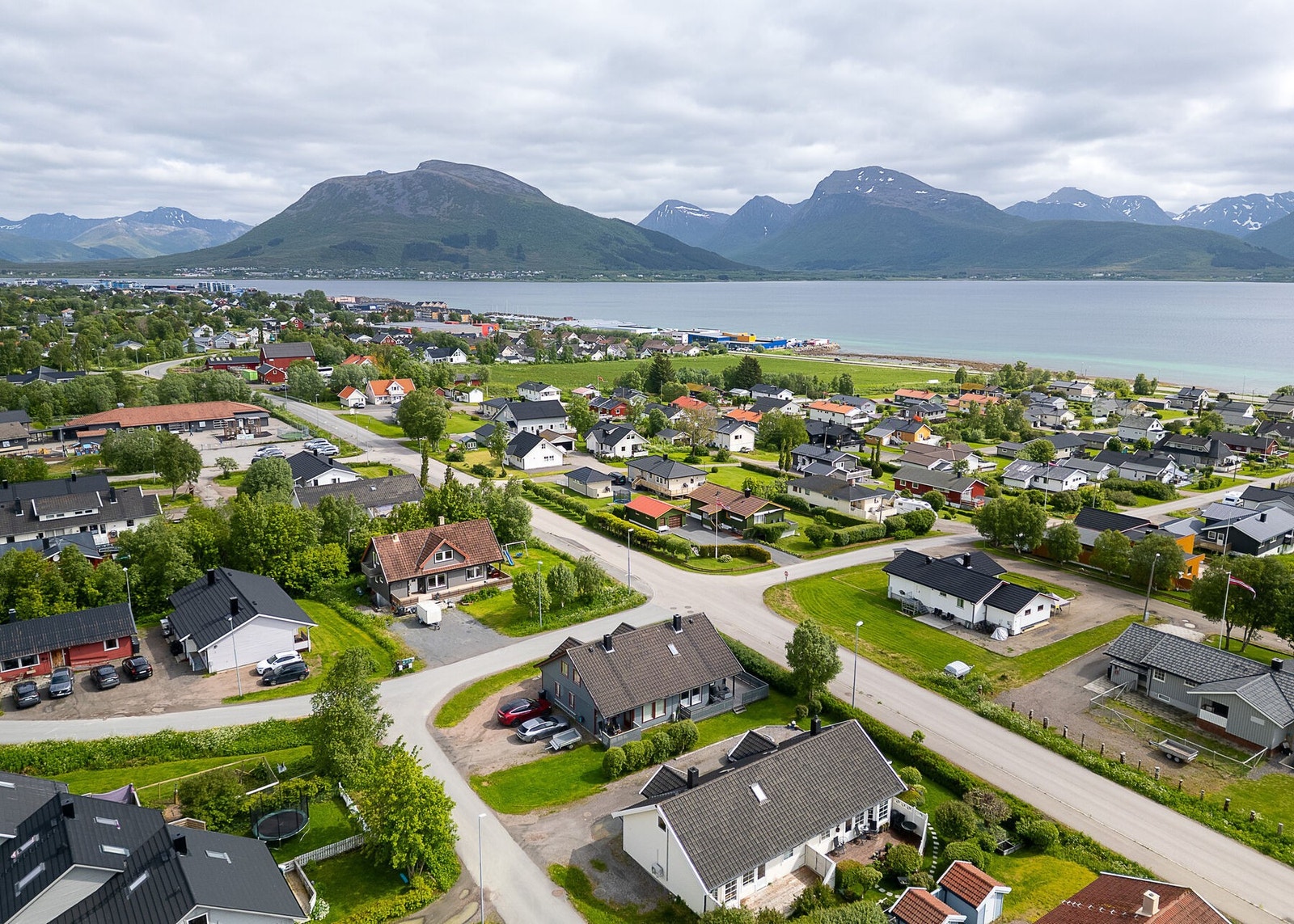 Kort gangavstand til barnehager, skole og dagligvarebutikk samt nærhet til utmarka, med attraktivt og meget brukt turområde både sommer og vinter, med bl.a. lysløype. Galleribilde